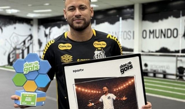 开云体育app-内马尔荣膺巴甲12月最佳射手，向儿童和青少年捐赠9双运动鞋